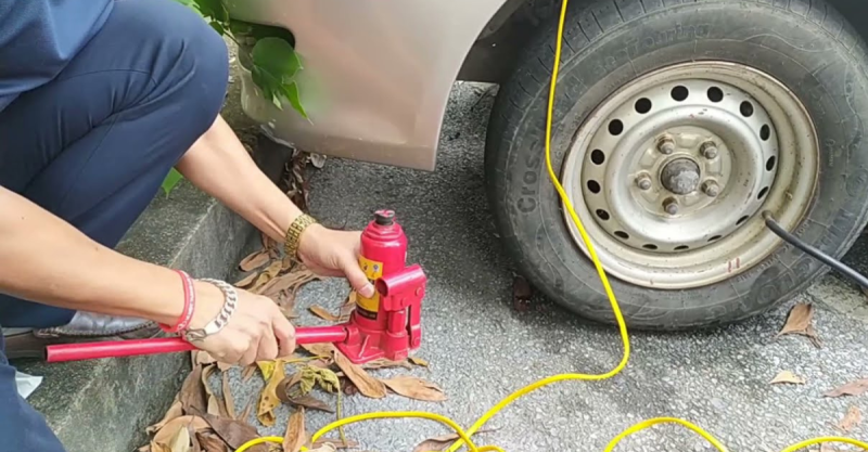 Quy trình 5 bước thay lốp dự phòng chuẩn kỹ thuật