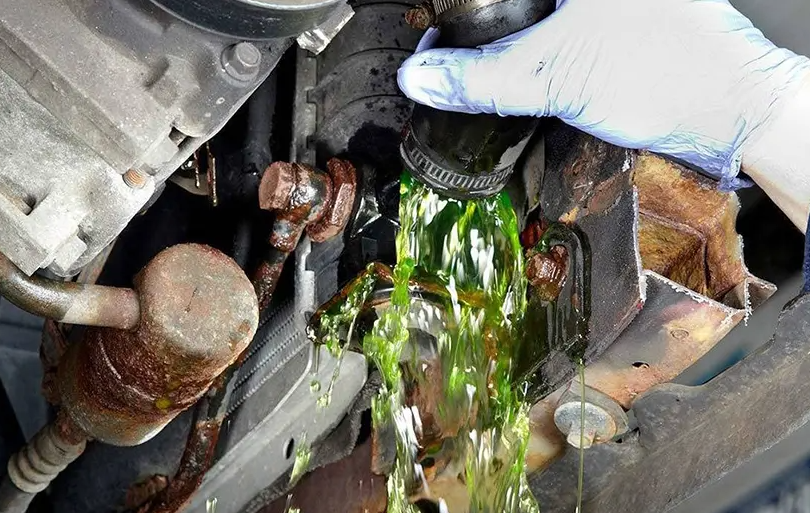 Két nước bị thủng, mục do rỉ sét hoặc va đập