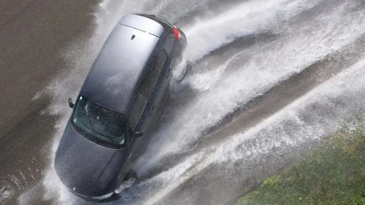 Cách Xử Lý Xe Ô Tô Bị Trượt Bánh Khi Trời Mưa Trơn Trượt